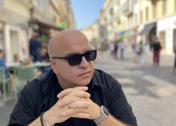 ვფიქრობ ჩვენი მაღალი კულტურის დასტურად ალბანეთის ჰიმნის გაჟღერებისას ფეხზე წამოვდგეთ და პატივისცემა გამოვხატოთ – ლაშა ღლონტი