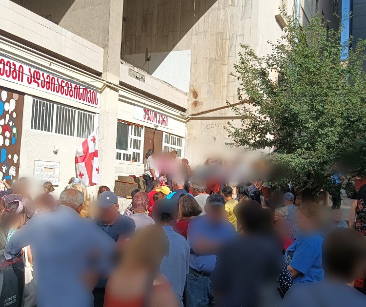 “დილას ჩემი შვილი დაიბადა ჩემო ძმაო. ბიჭია, სახელიც არ ჰქვია ჯერ. იქნებ რამე ჩასაცმელი გქონდეს“ – დაუჯერებელი ამბავი