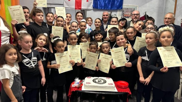 ქალქ ბარიში კულტურისა და ხელოვნების ცენტრ „გურულების“ ქართული ხალხური ცეკვების სტუდია „ფესვების“ საზეიმო ღონისძიება გაიმართა